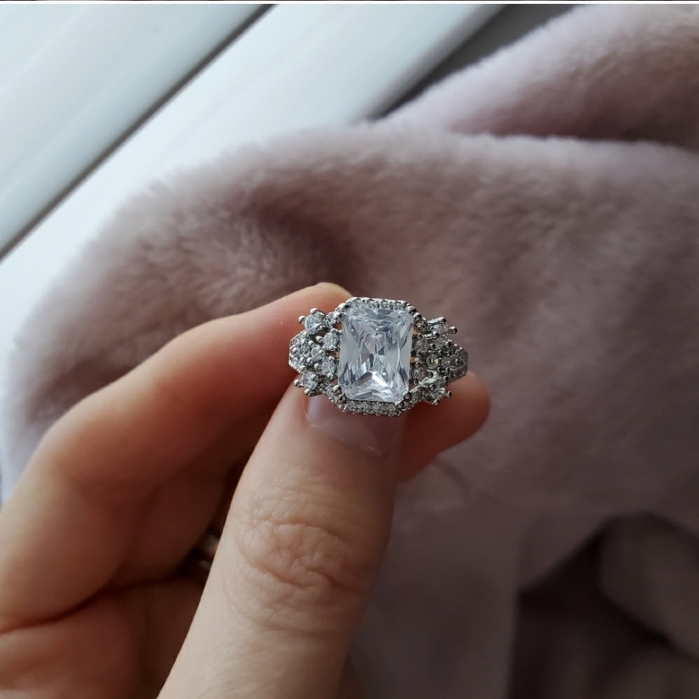 Gorgeous White Topaz Wedding/Engagement Ring - Picture 6 of 8